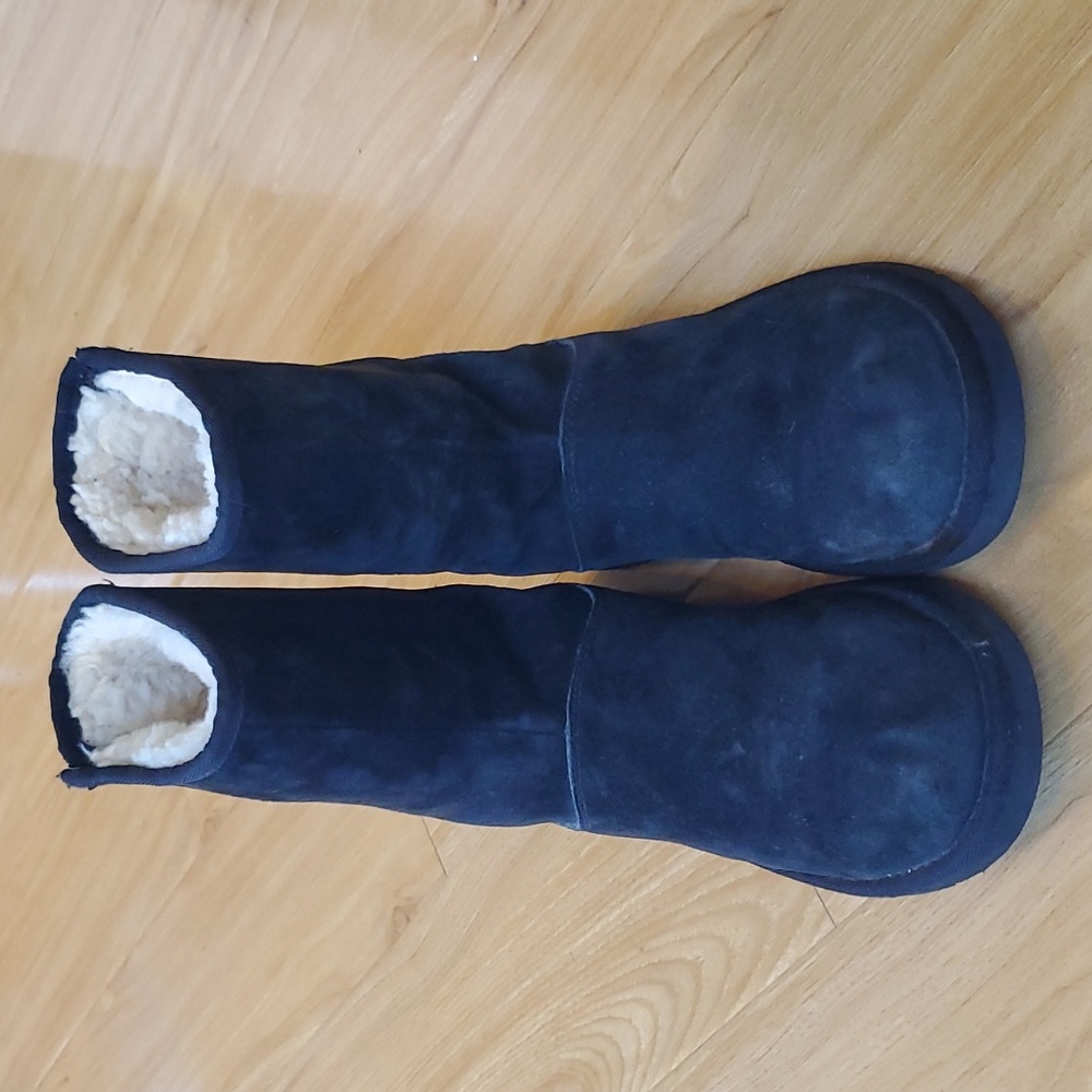 UGG Australia | Black Short Classic size 8